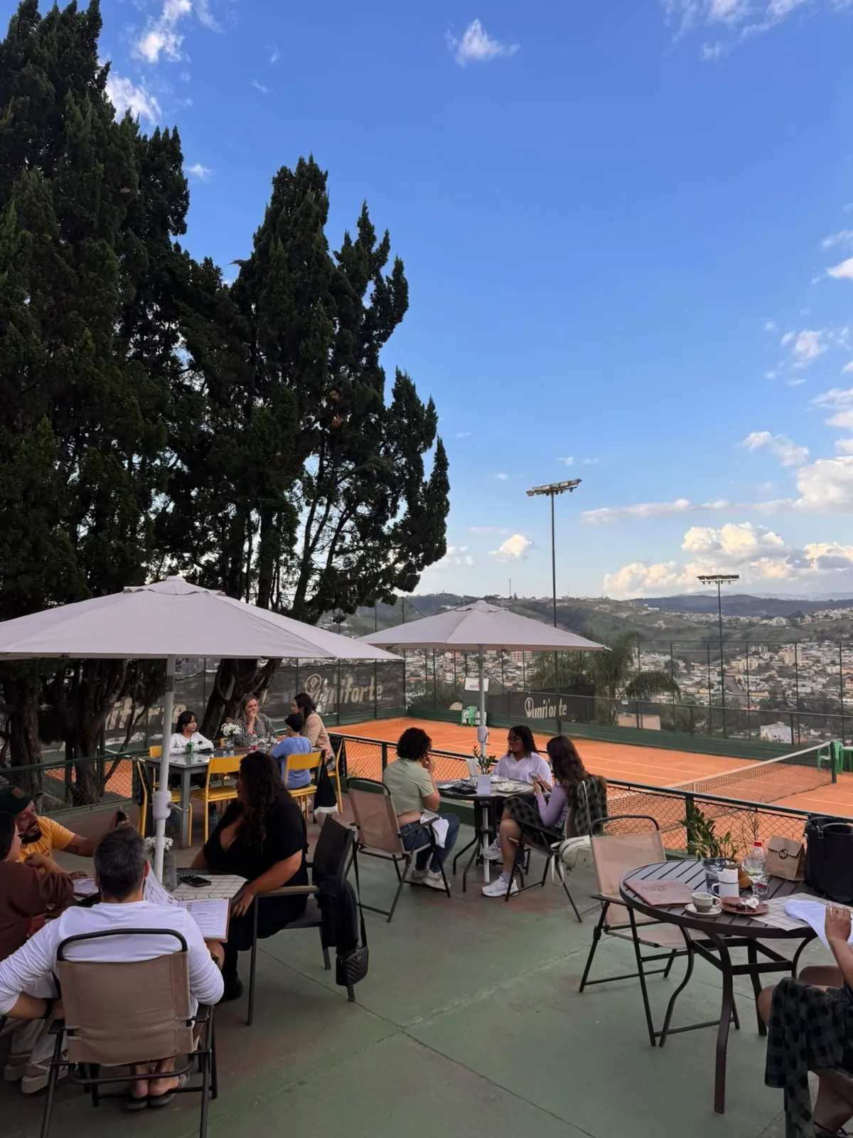 Varanda do Tem Café com vista para a cidade de Itabirito